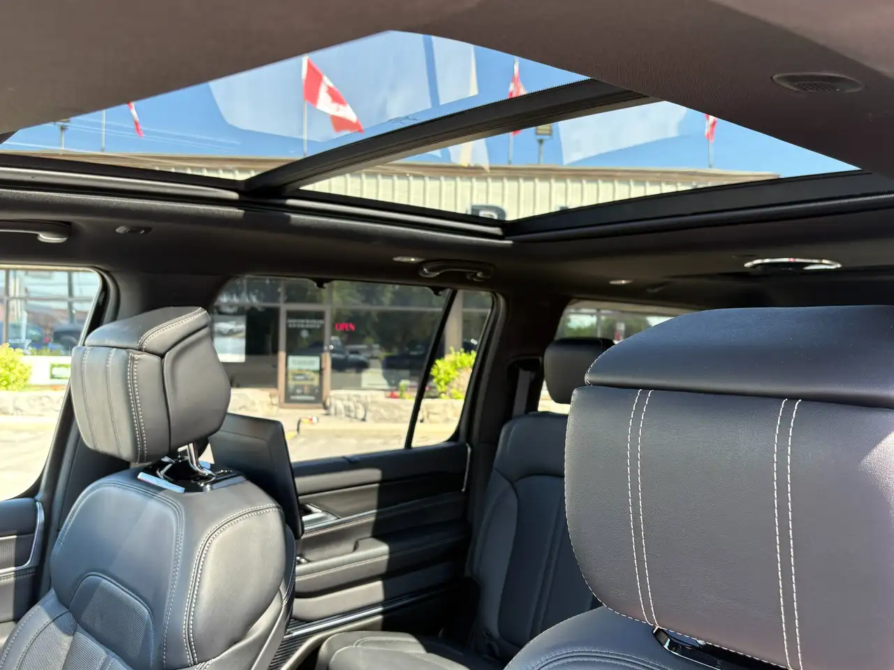 Jeep Grand Wagoneer - Image 34
