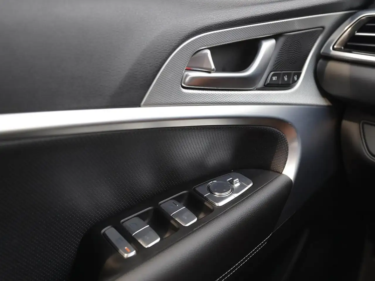 Genesis G70 - Image 17