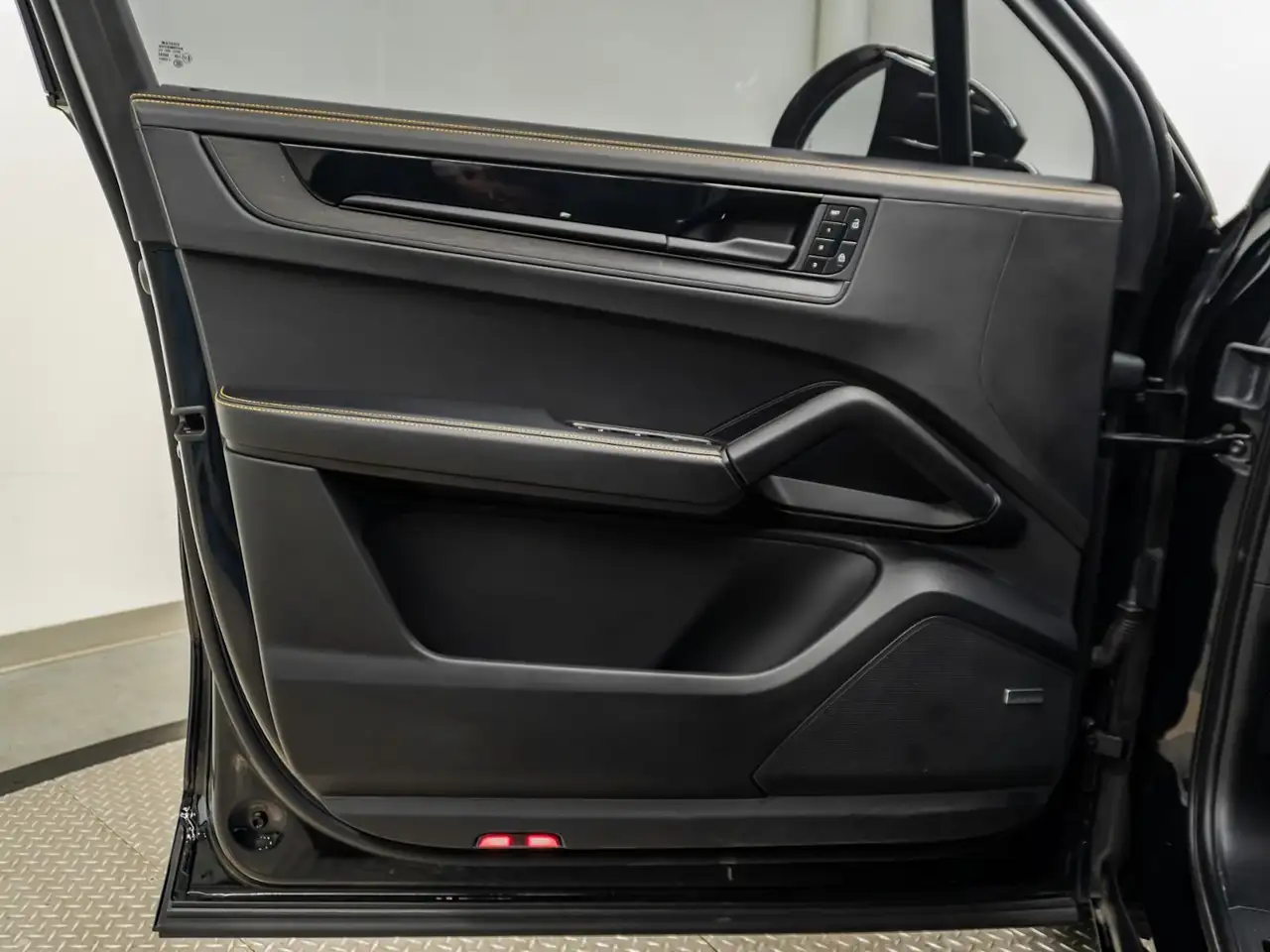 Porsche Cayenne - Image 25