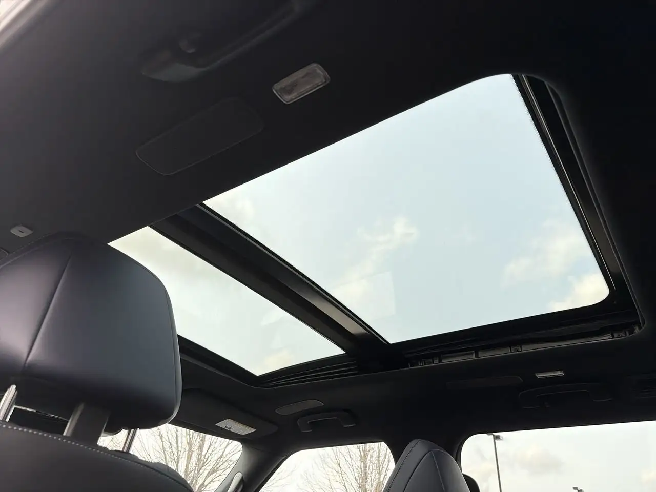 Infiniti QX80 - Image 30