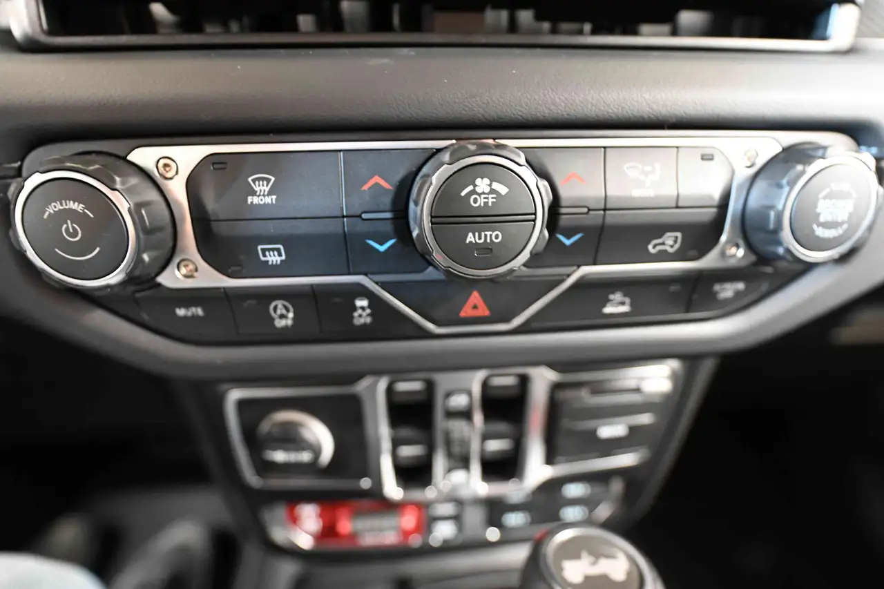 Jeep Wrangler - Image 21