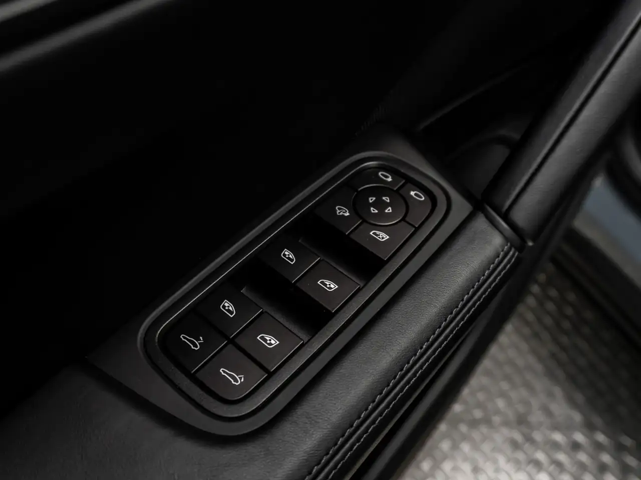 Porsche Cayenne - Image 26