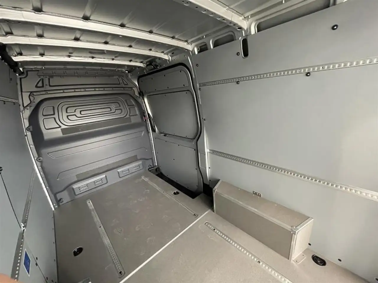 Mercedes-Benz Sprinter - Image 25