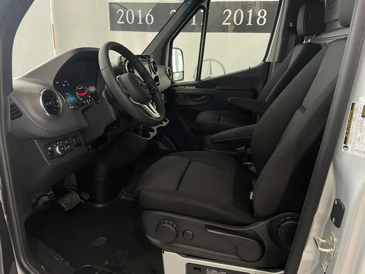 Mercedes-Benz Sprinter - Image 9