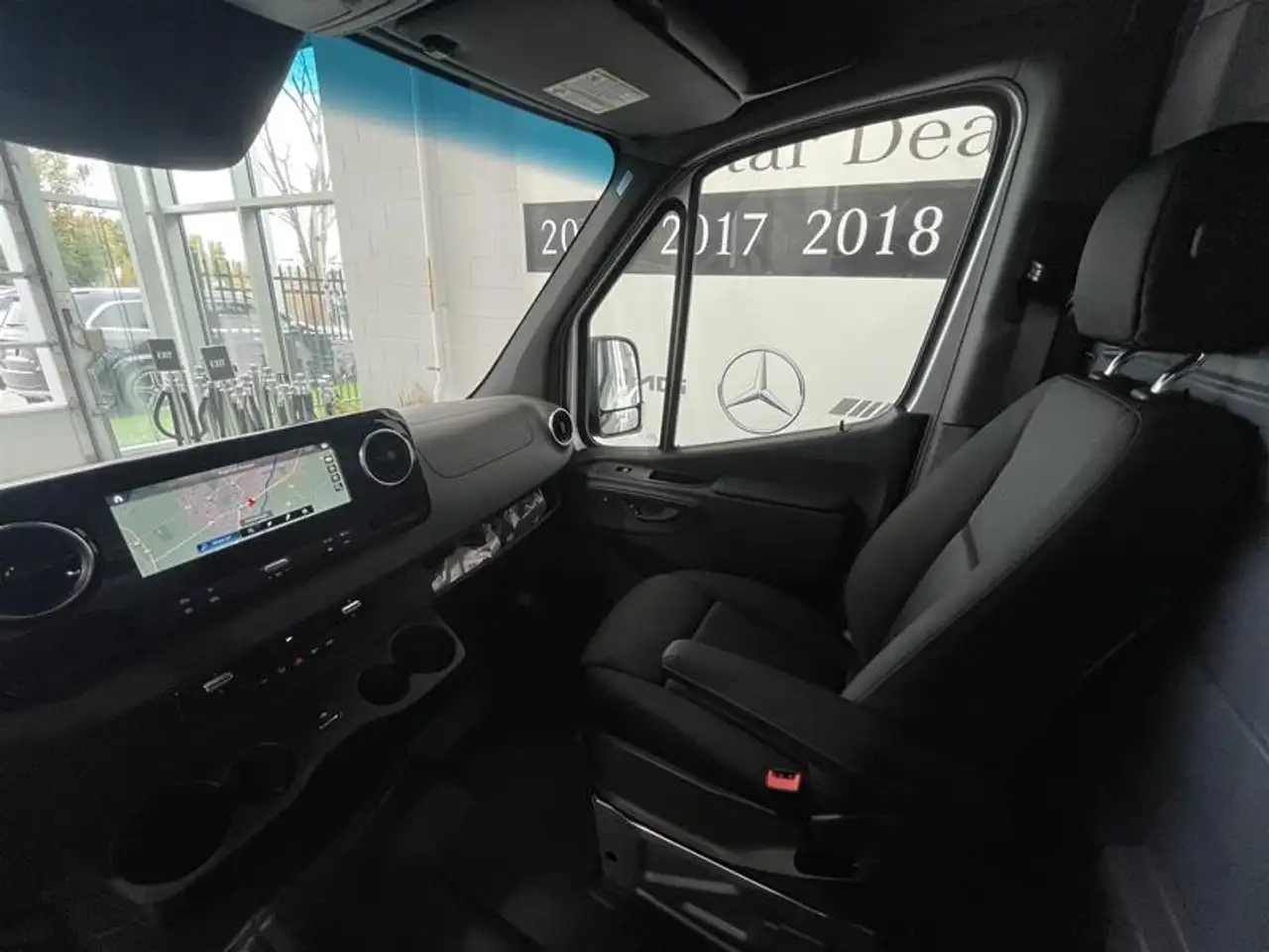 Mercedes-Benz Sprinter - Image 27