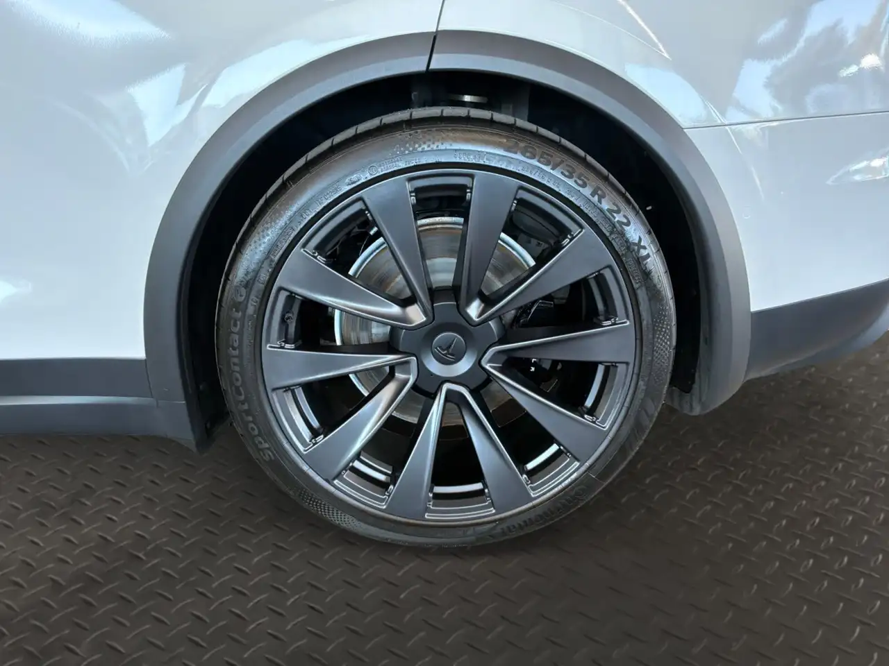 Tesla Model X - Image 9