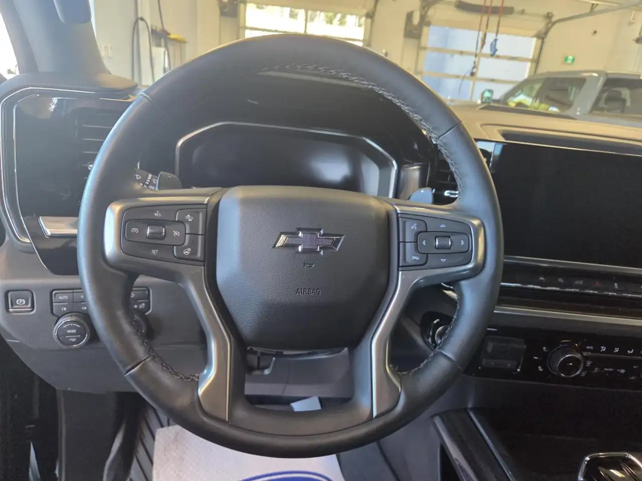 Chevrolet Silverado 1500 - Image 11