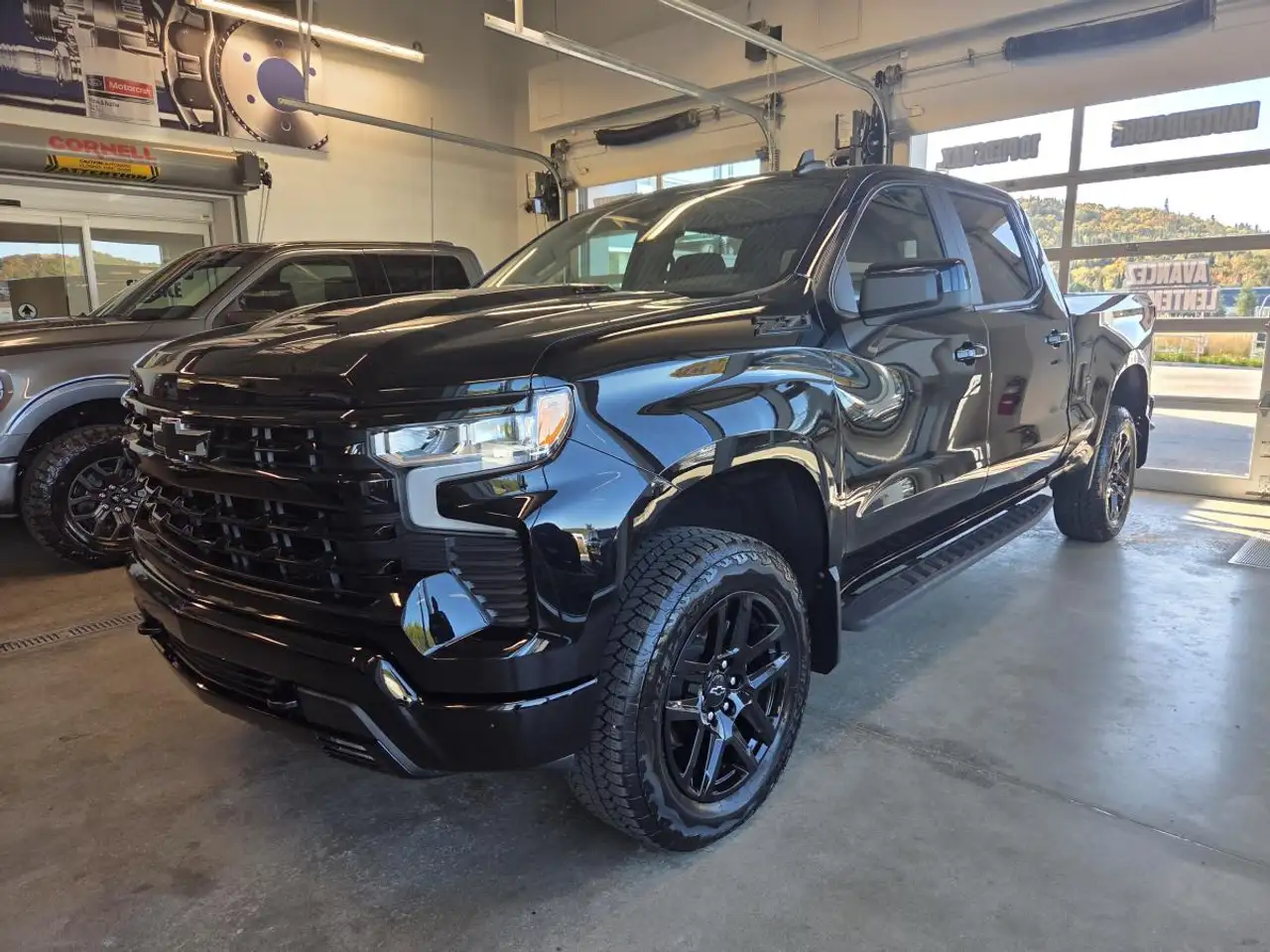Chevrolet Silverado 1500 - Image 2
