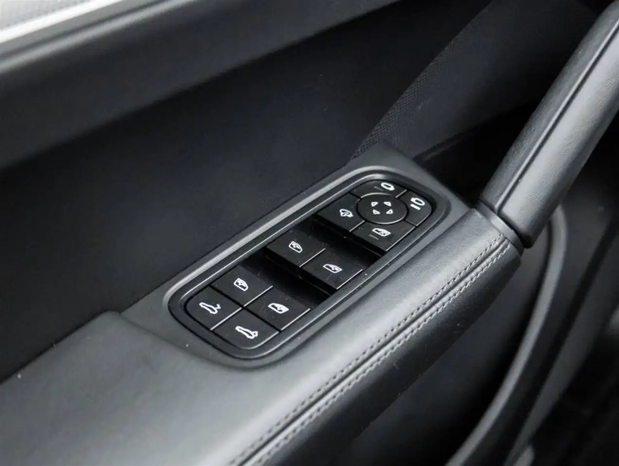 Porsche Cayenne - Image 25