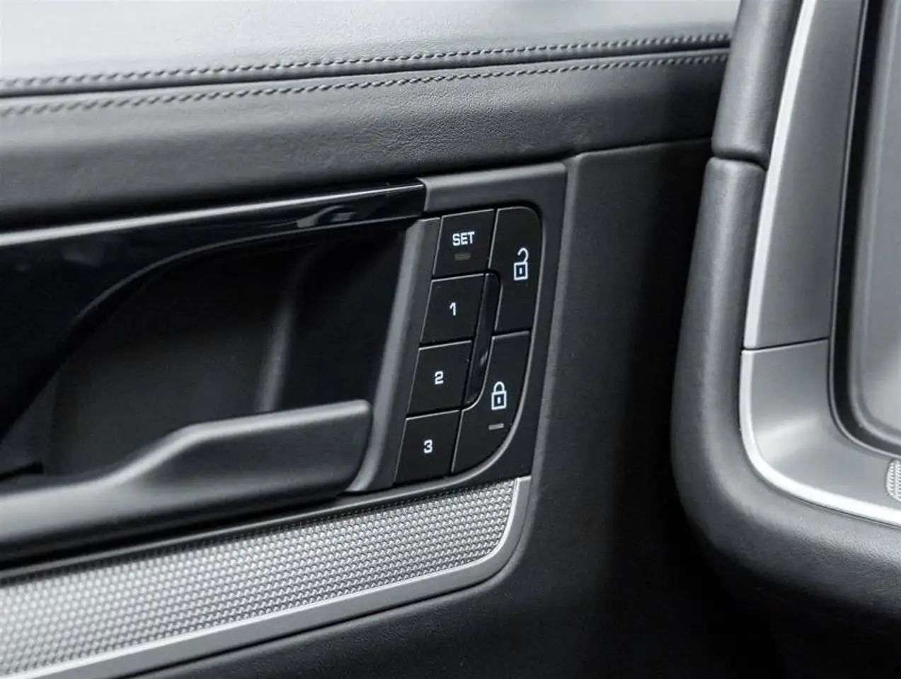 Porsche Cayenne - Image 26