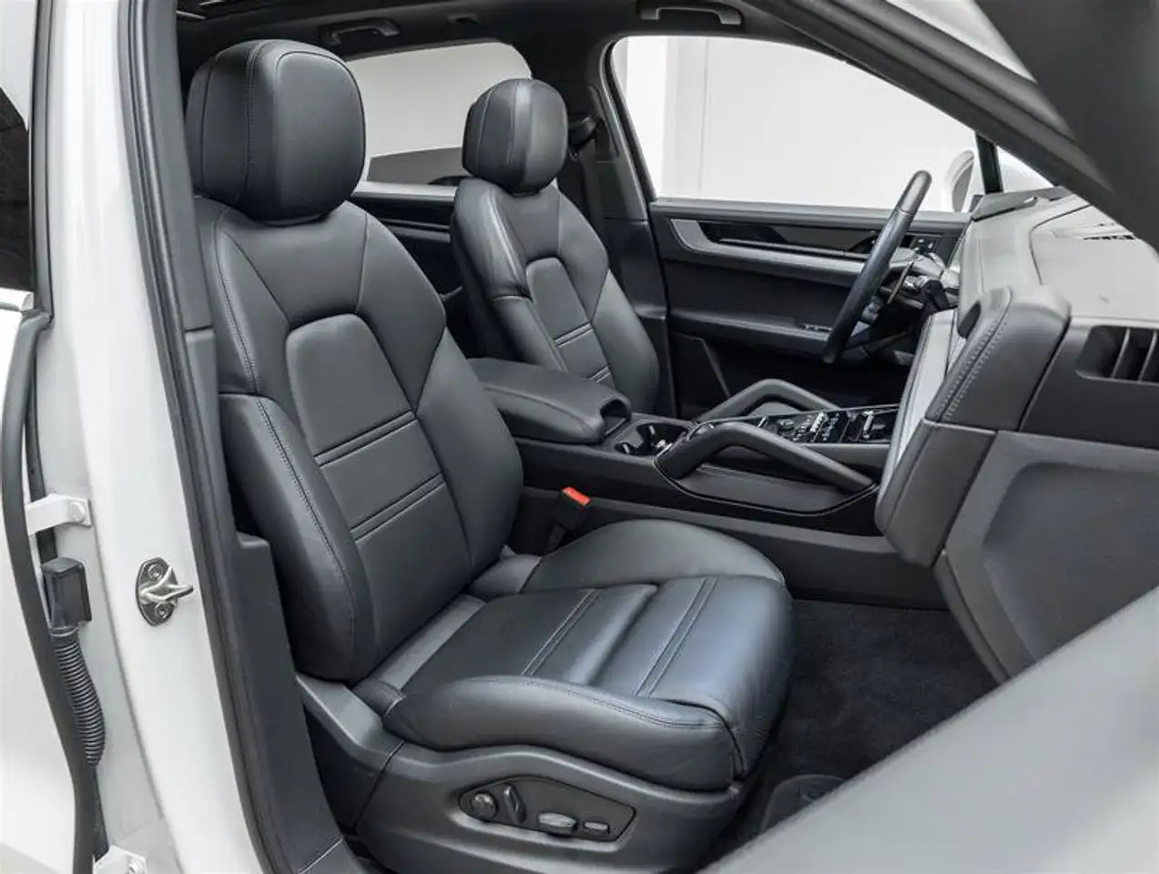 Porsche Cayenne - Image 33