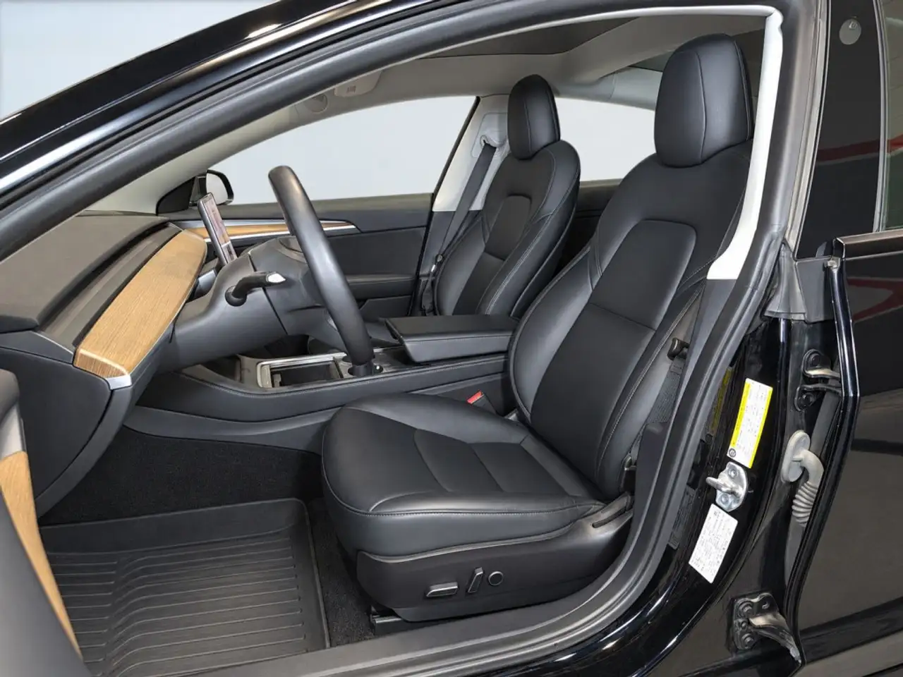 Tesla Model 3 - Image 11