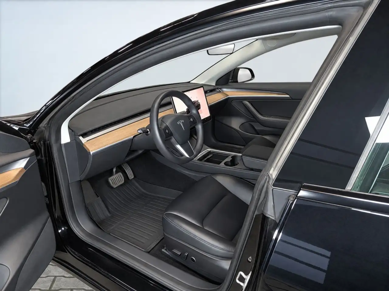 Tesla Model 3 - Image 12