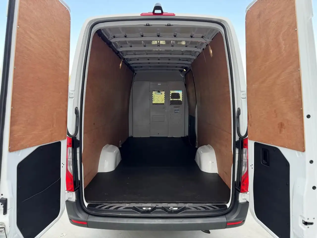 Mercedes-Benz Sprinter 2500 - Image 9