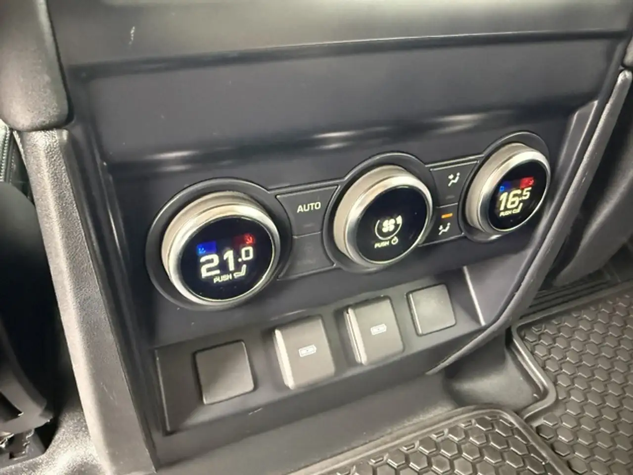 Land Rover Defender - Image 25