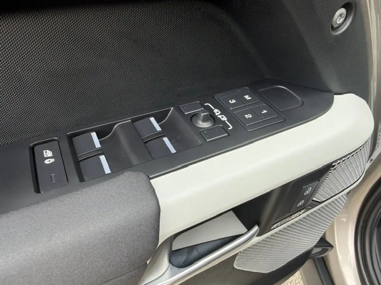 Land Rover Defender - Image 29