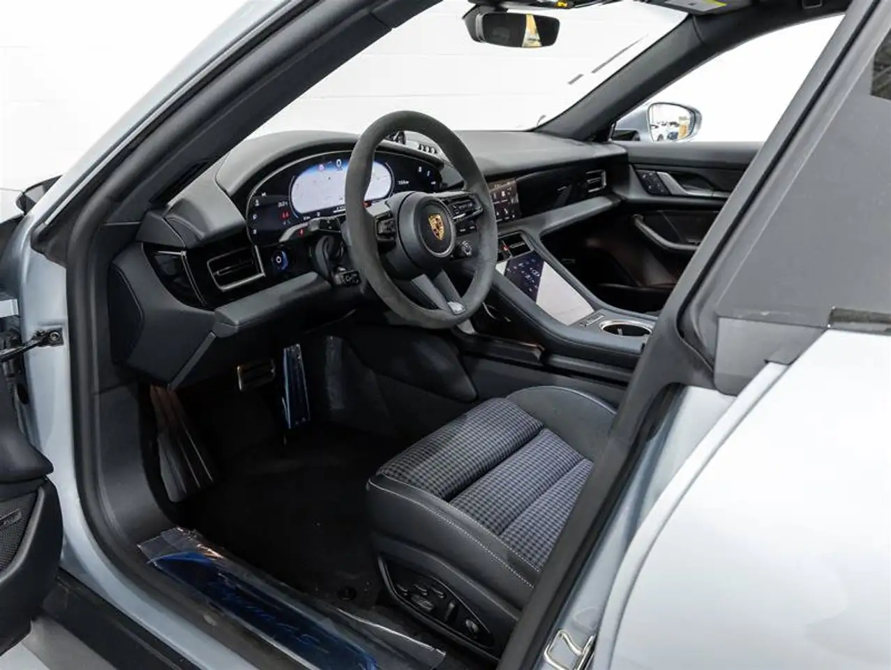 Porsche Taycan - Image 11
