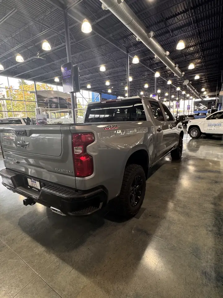Chevrolet Silverado 1500 - Image 6