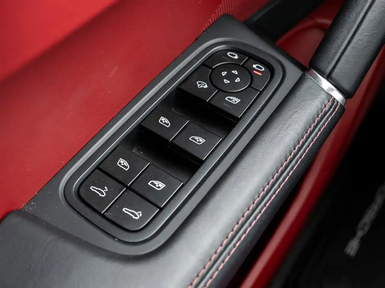 Porsche Cayenne - Image 18