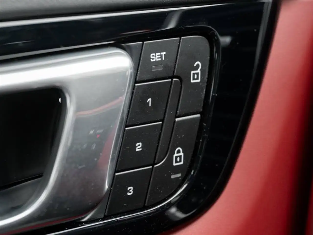 Porsche Cayenne - Image 19