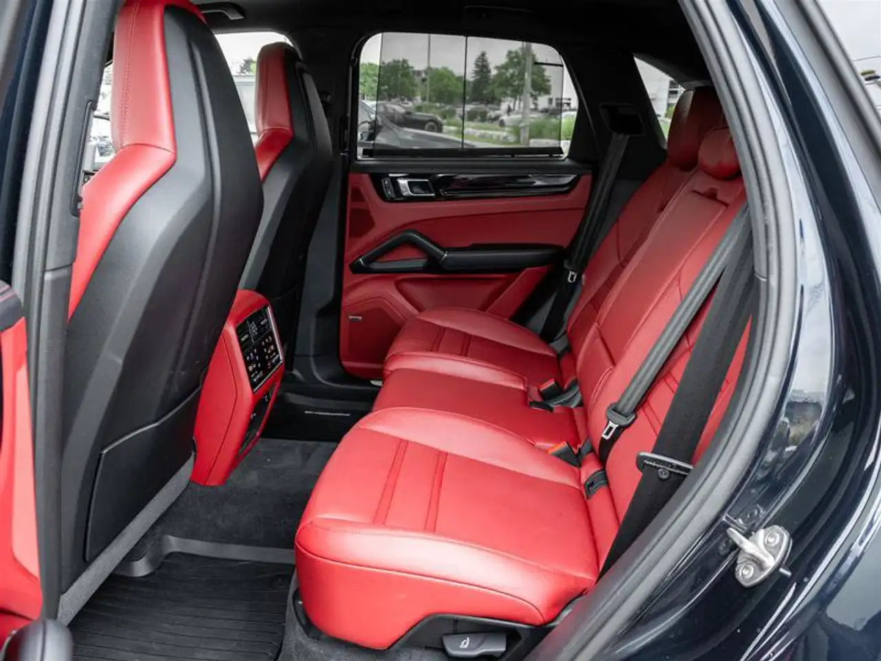 Porsche Cayenne - Image 29