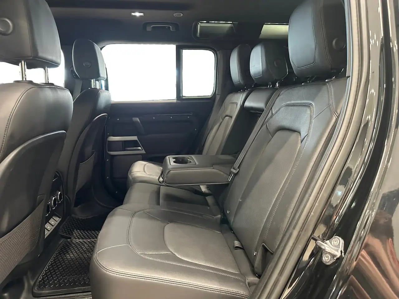 Land Rover Defender - Image 16