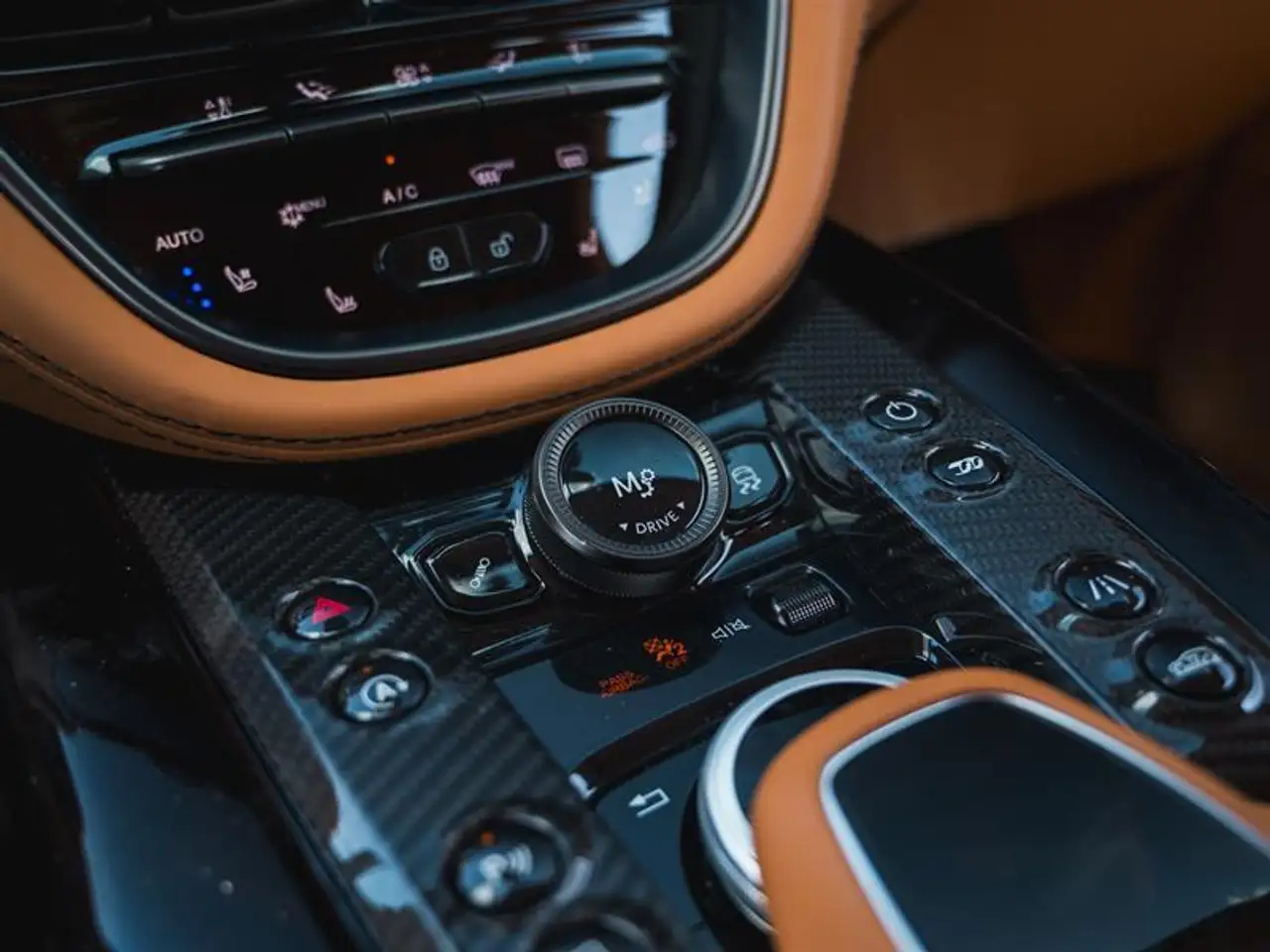Aston Martin DBX - Image 17