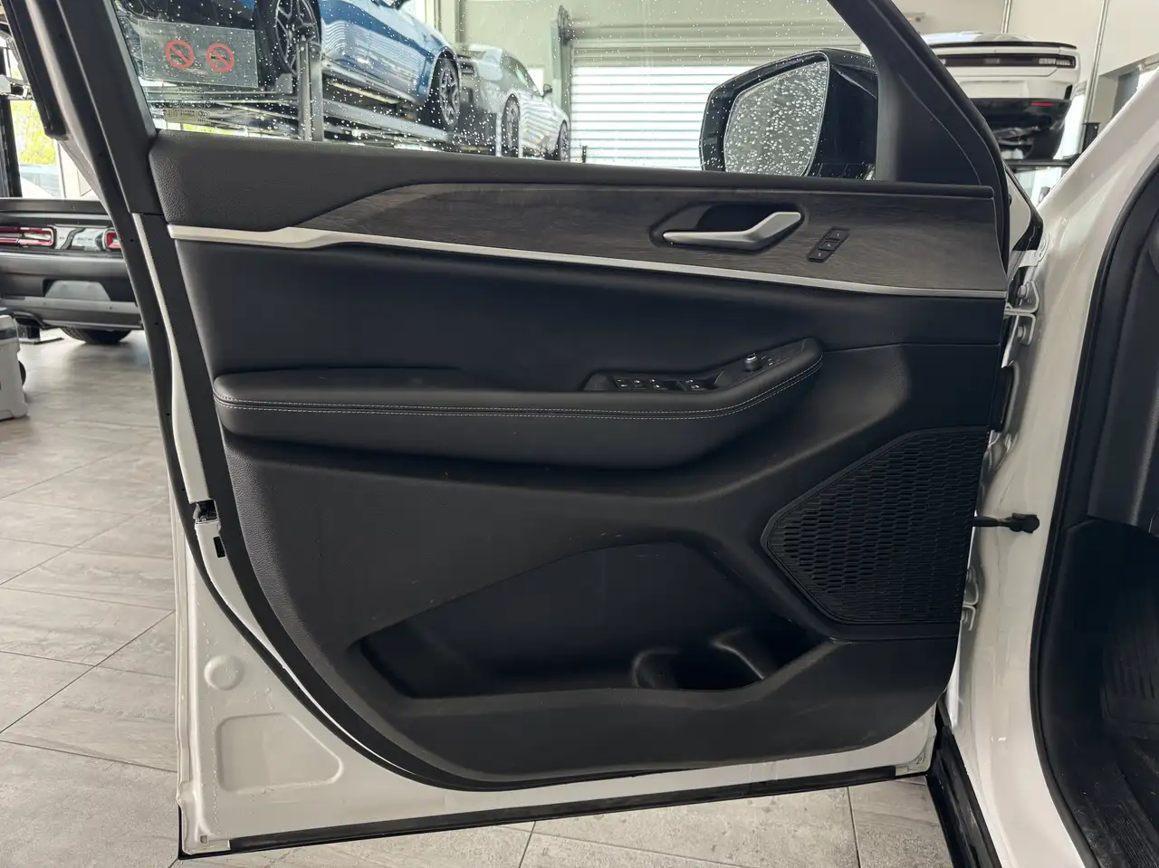 Jeep Grand Cherokee - Image 11