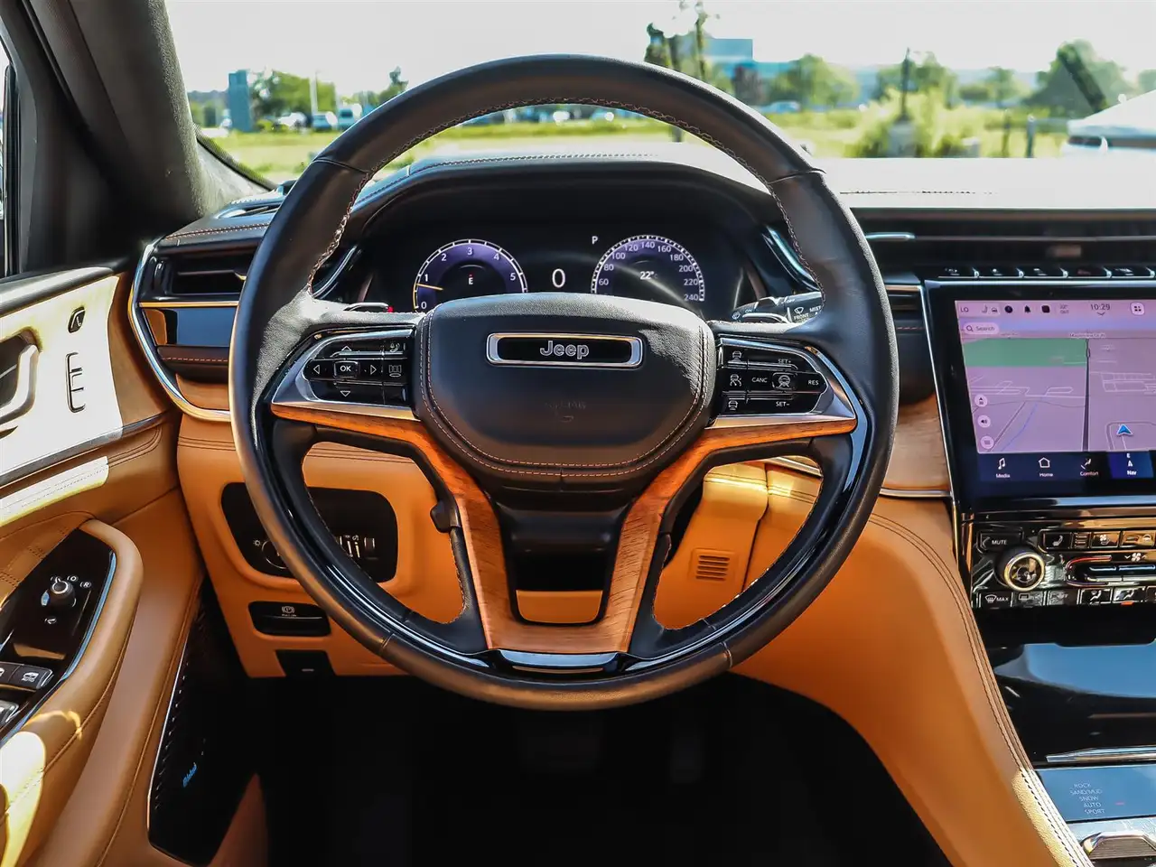 Jeep Grand Cherokee - Image 13