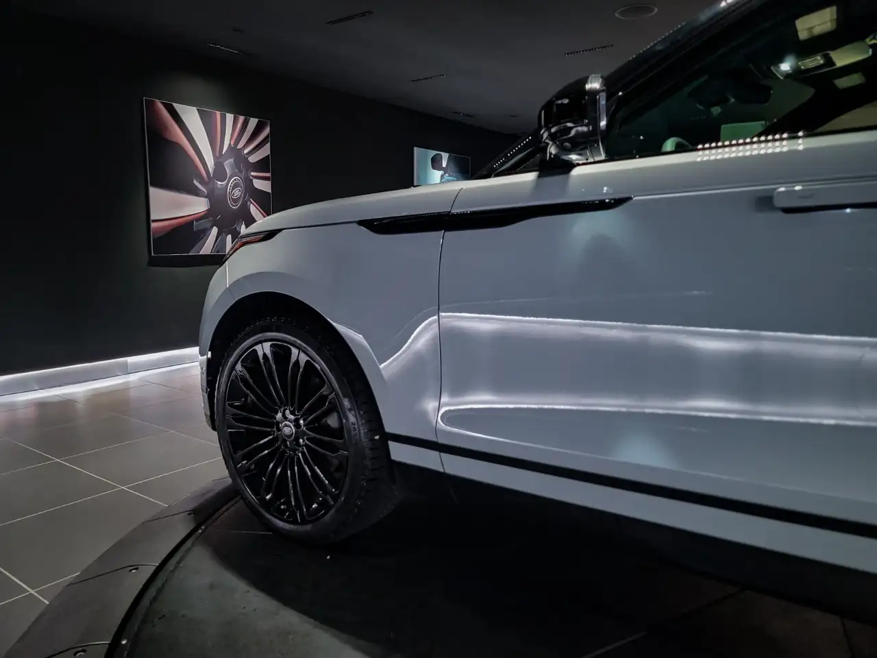Land Rover Range Rover Velar - Image 9