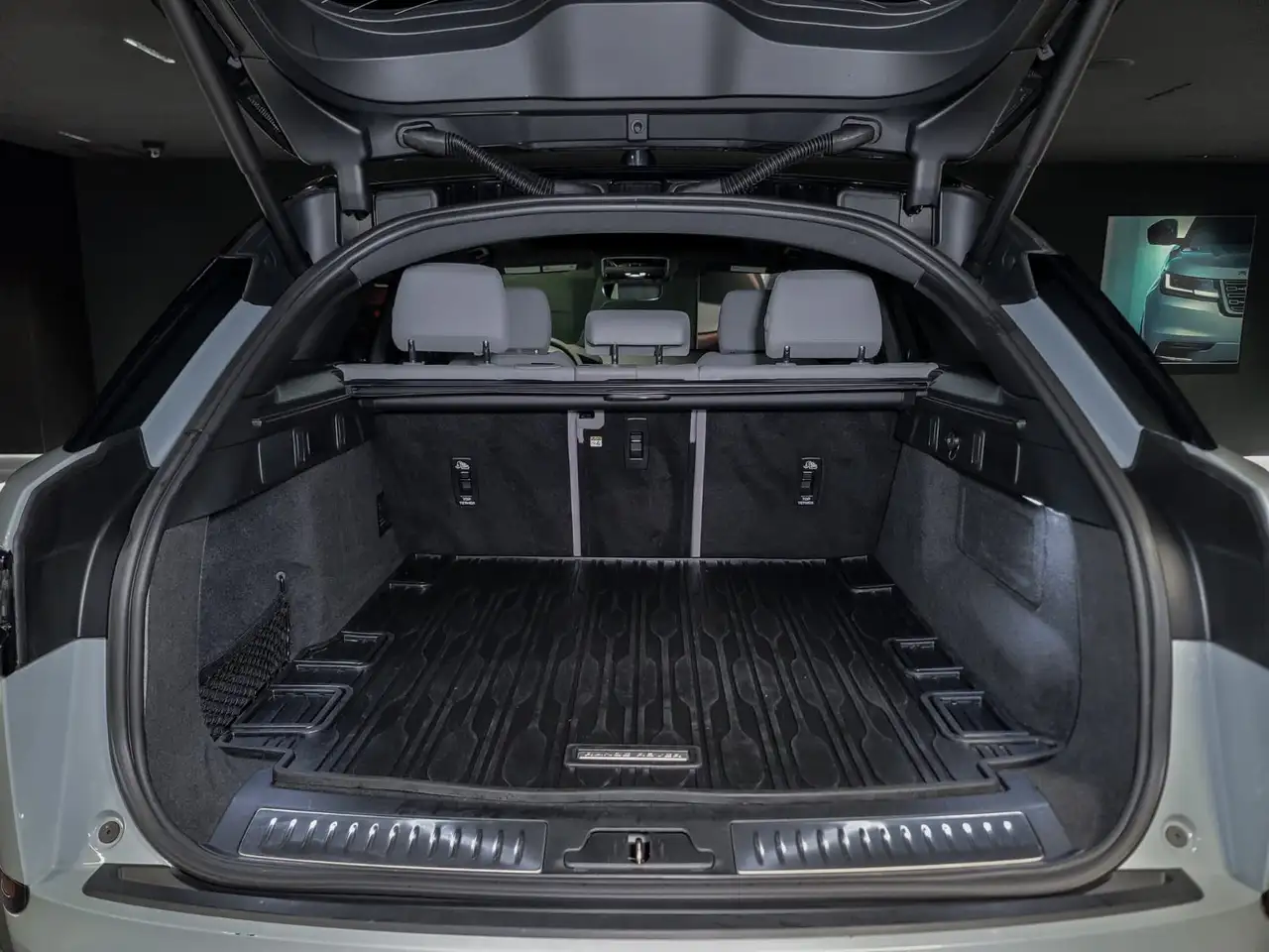 Land Rover Range Rover Velar - Image 21