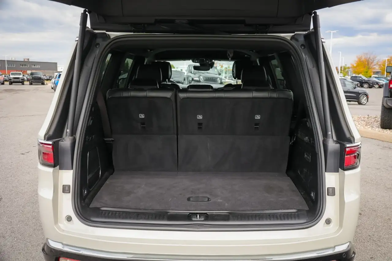 Jeep Wagoneer - Image 10