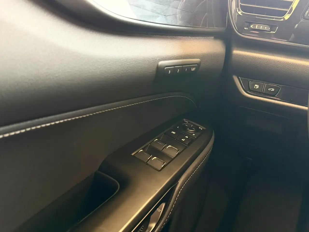 Lexus NX 350 - Image 11