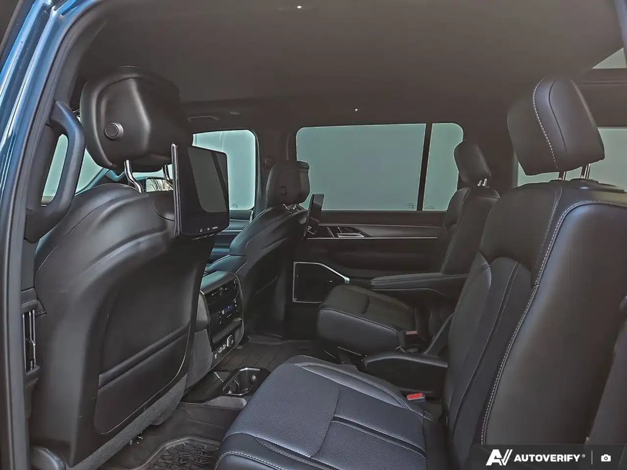 Jeep Wagoneer - Image 23
