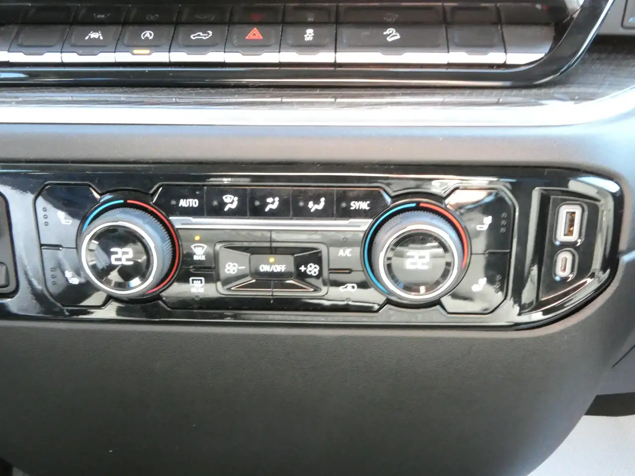 Chevrolet Silverado 1500 - Image 21