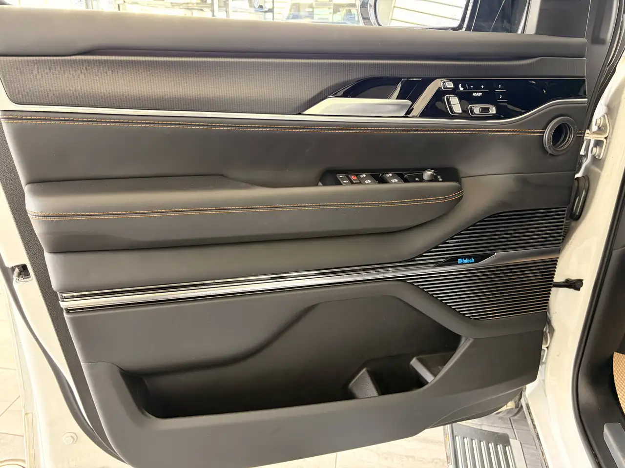 Jeep Grand Wagoneer - Image 14