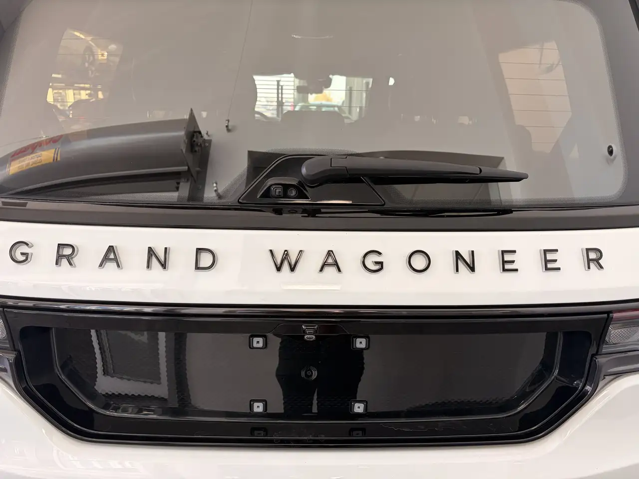 Jeep Grand Wagoneer - Image 6