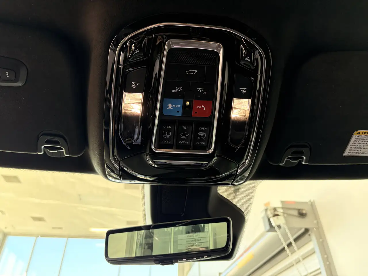 Jeep Grand Wagoneer - Image 25