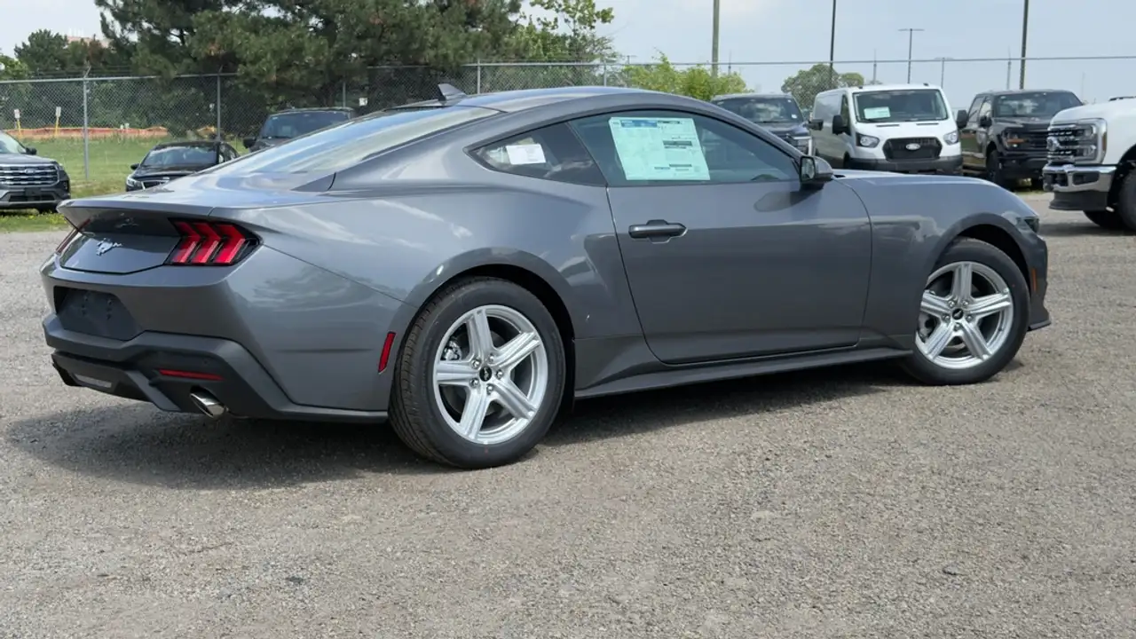 Ford Mustang - Image 4