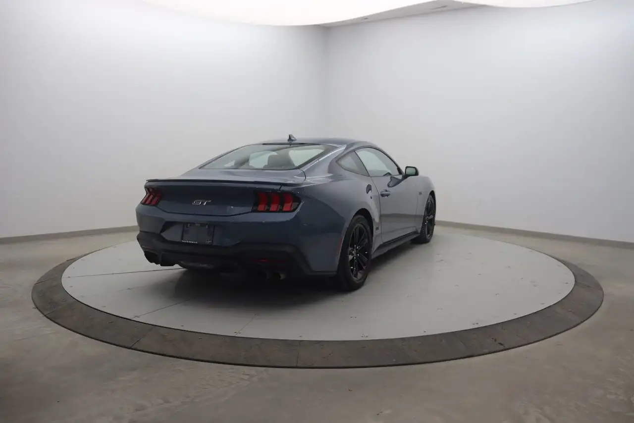 Ford Mustang - Image 4