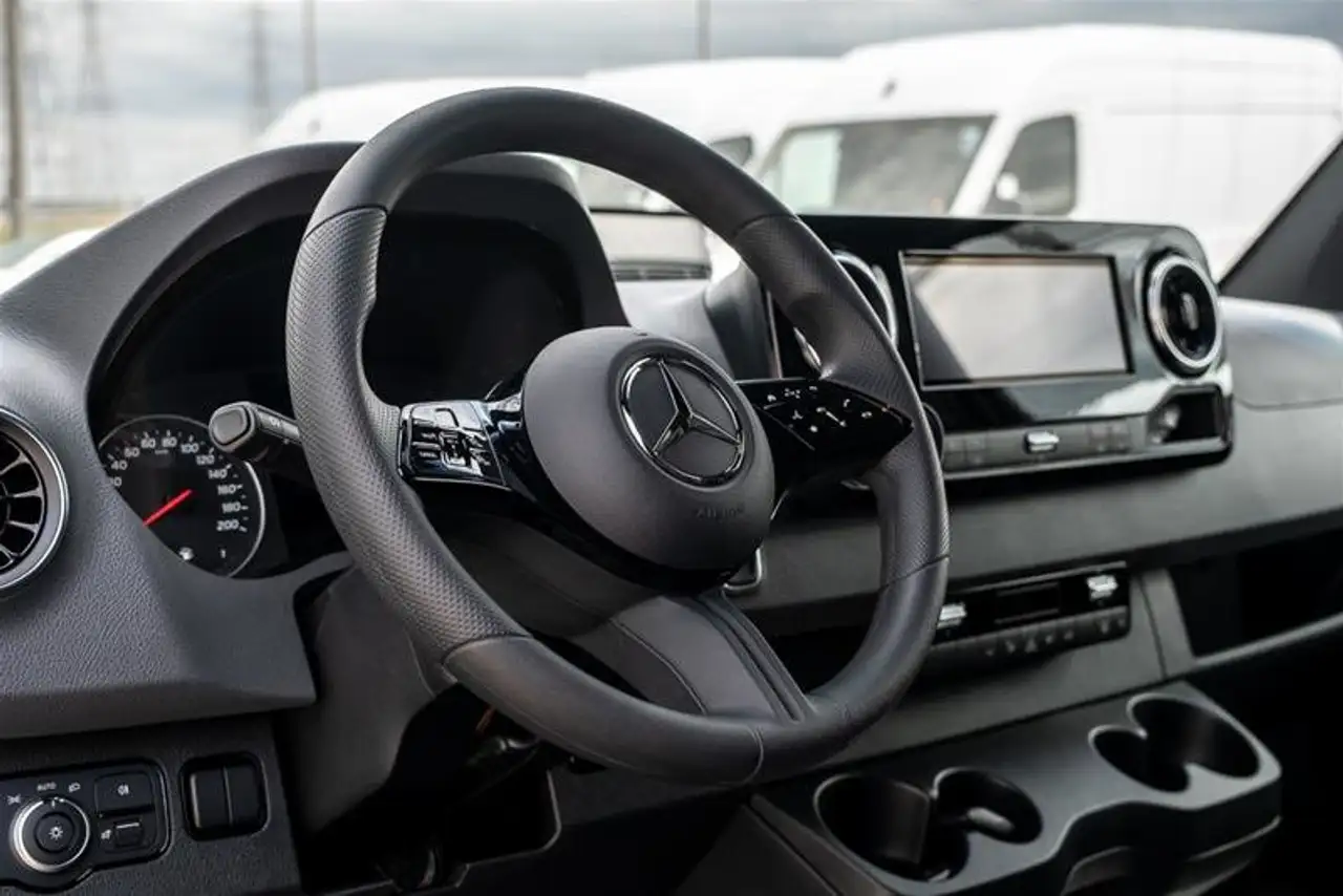 Mercedes-Benz Sprinter 2500 - Image 11