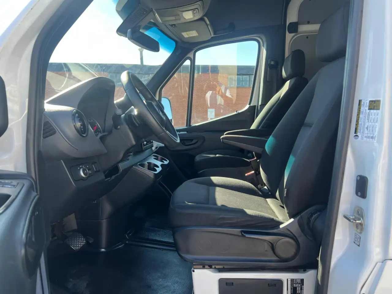 Mercedes-Benz Sprinter - Image 17