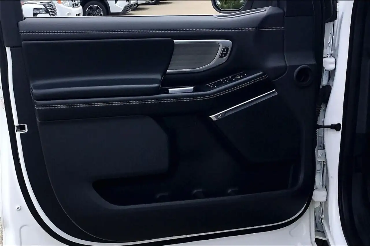 Ford Expedition - Image 23