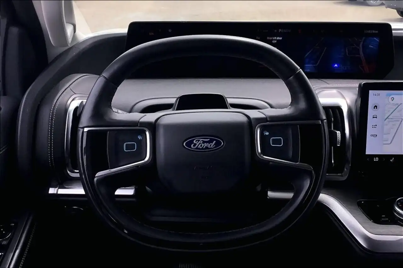 Ford Expedition - Image 5