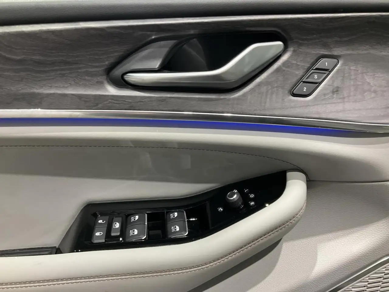 Jeep Grand Cherokee - Image 11