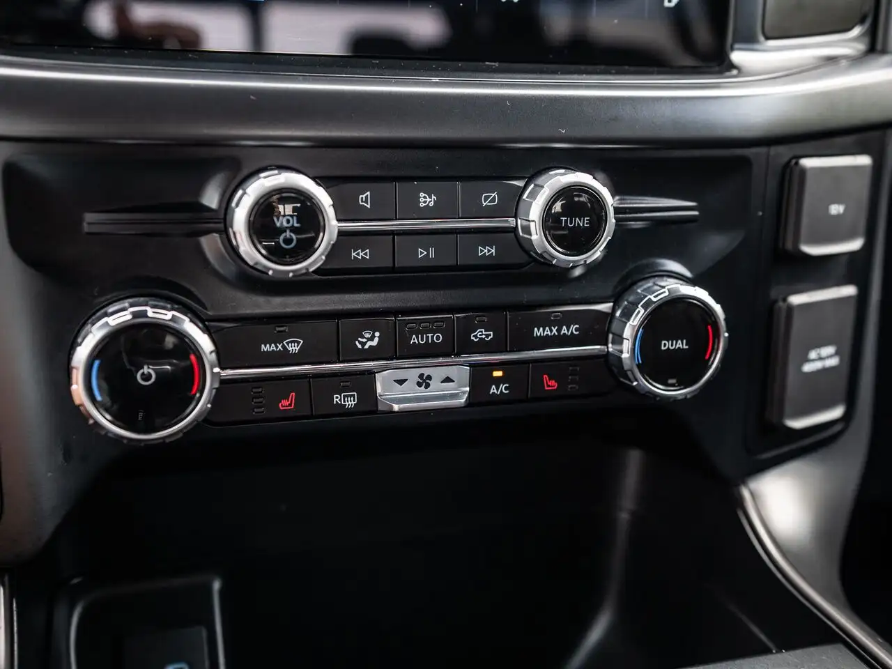 Ford F-150 - Image 25