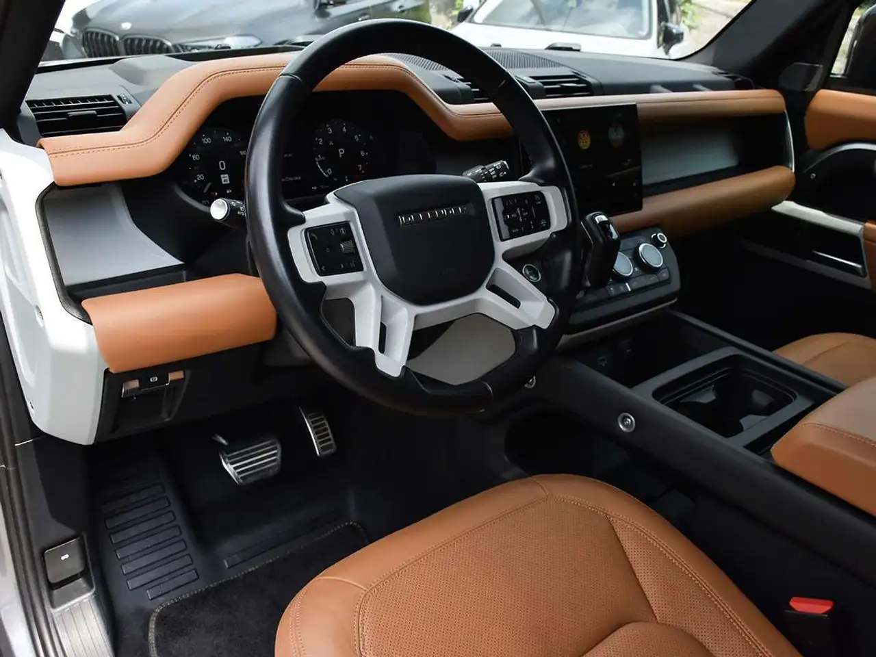 Land Rover Defender - Image 11