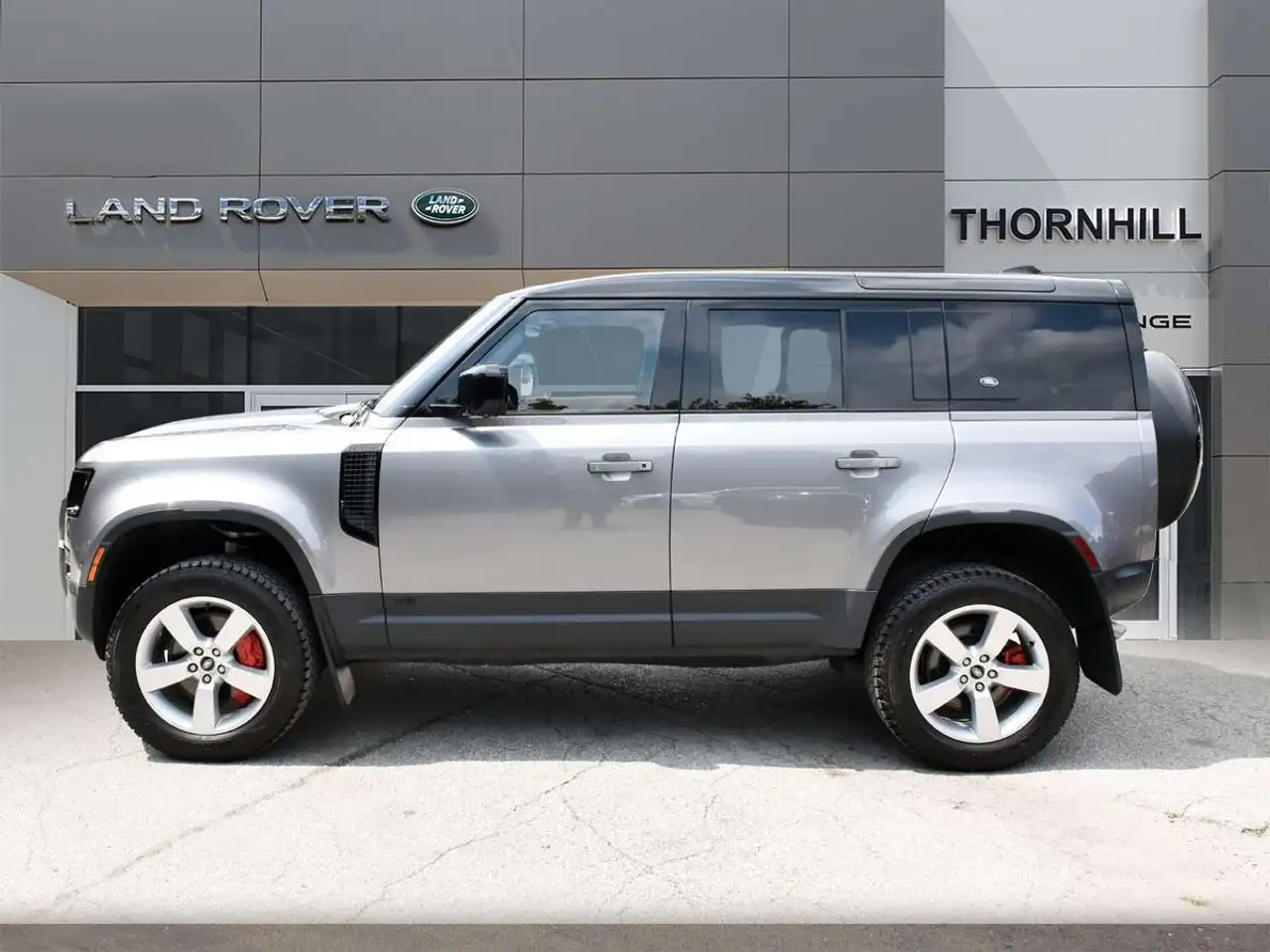 Land Rover Defender - Image 3
