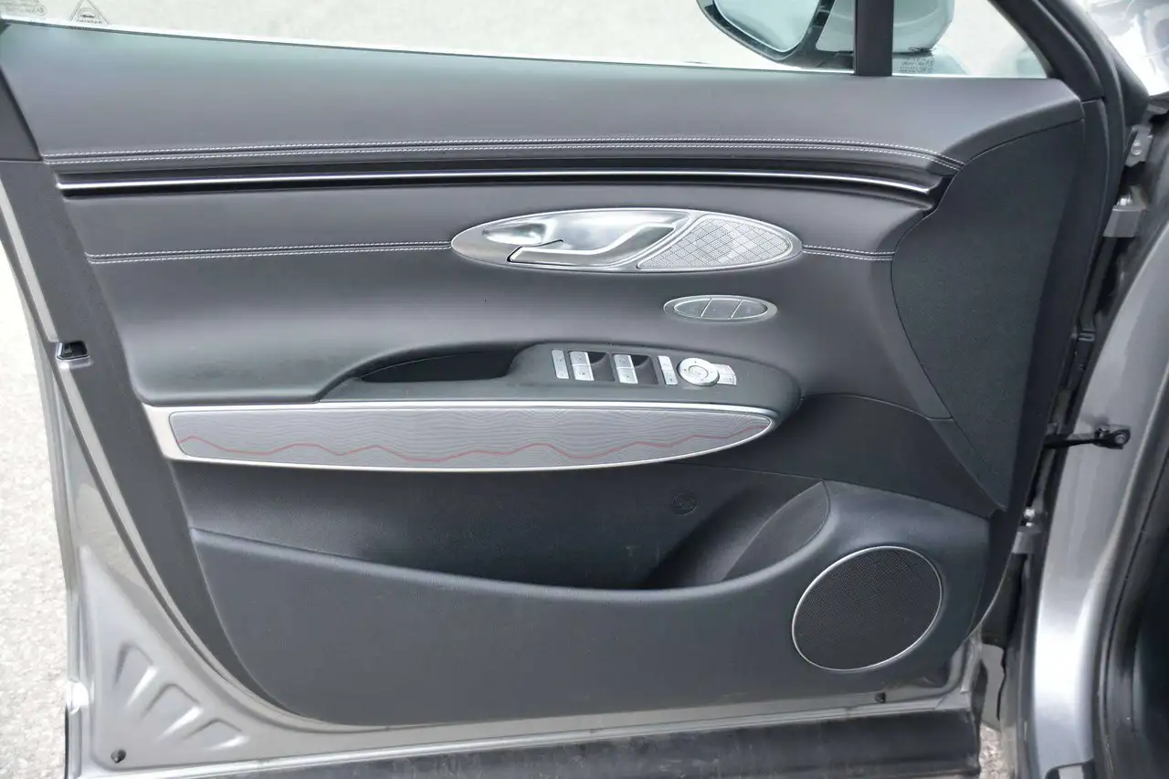 Genesis GV70 - Image 16