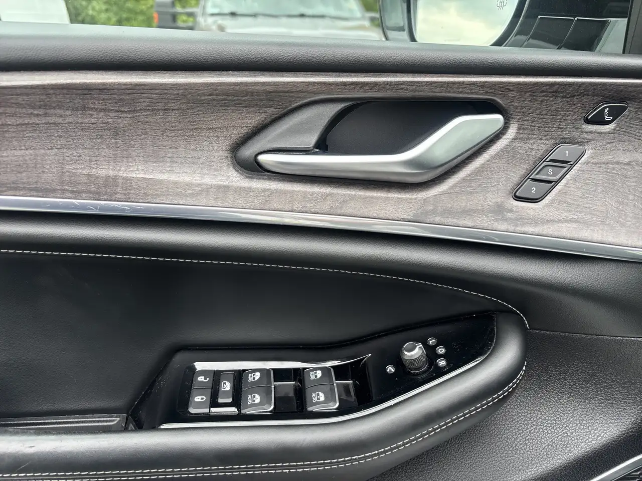 Jeep Grand Cherokee - Image 12